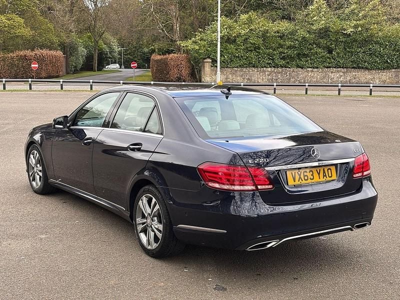 Usado Mercedes E220 SE 2014 Azul Sedan