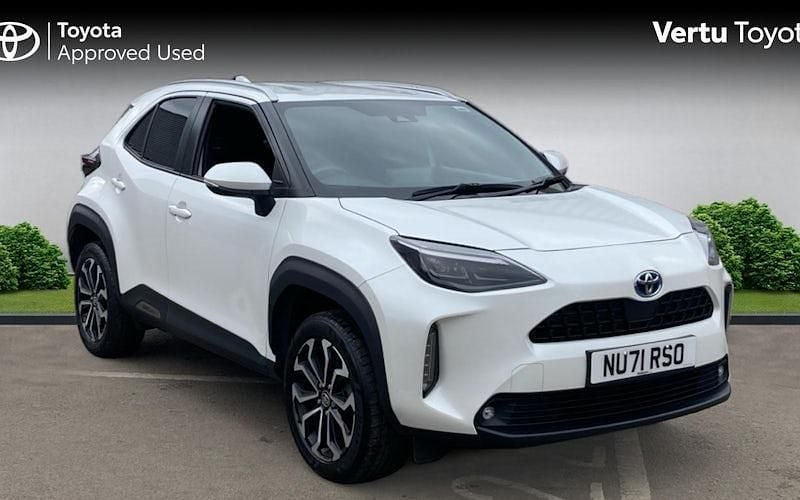 Used 2025 Toyota Yaris Hybrid Design Estate | £18,759 (Super price) - Image 1/4