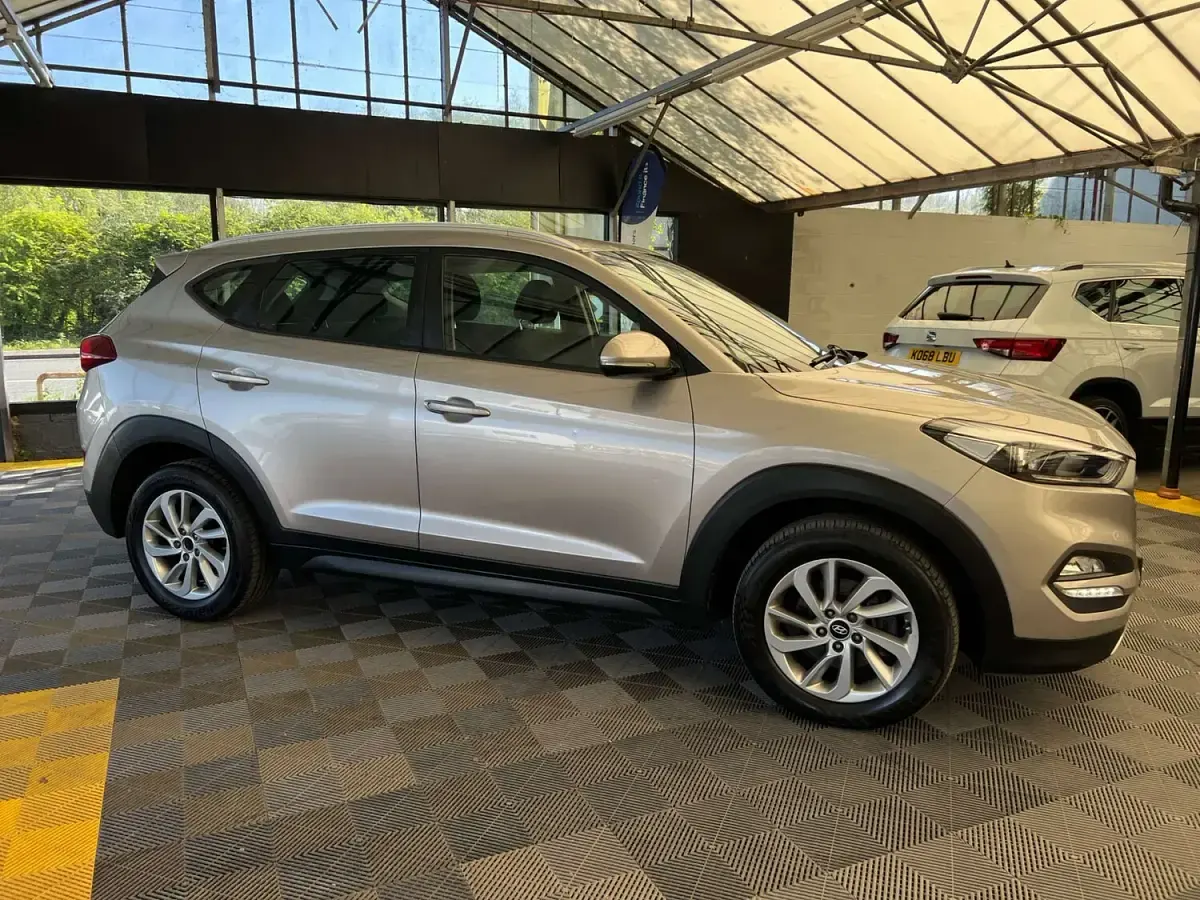 Used Hyundai Tucson SE 116 HP (85 kW) 2018 Beige SUV
