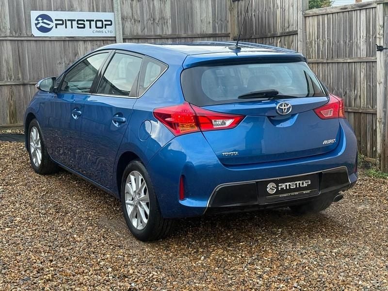 Used Toyota Auris Multidrive S 132 HP (97 kW) 2013 Blue Hatchback