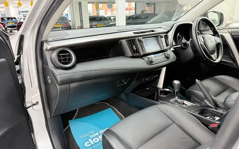 Used Toyota RAV4 197 HP (144 kW) 2016 Silver SUV