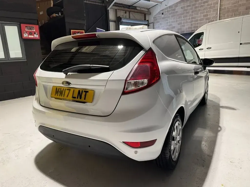 Usado Ford Fiesta 94 HP (69 kW) 2017 Branco Van