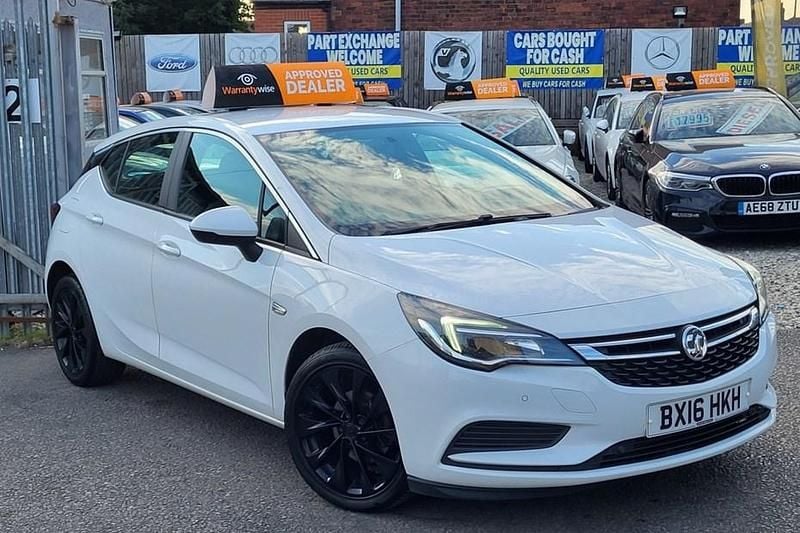 Used Vauxhall Astra Design Edition 105 HP (77 kW) 2016 White Hatchback