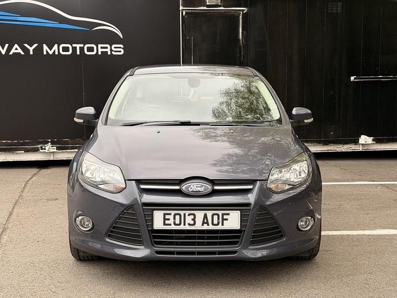 Used Ford Focus Zetec 105 HP (77 kW) 2013 Grey Hatchback