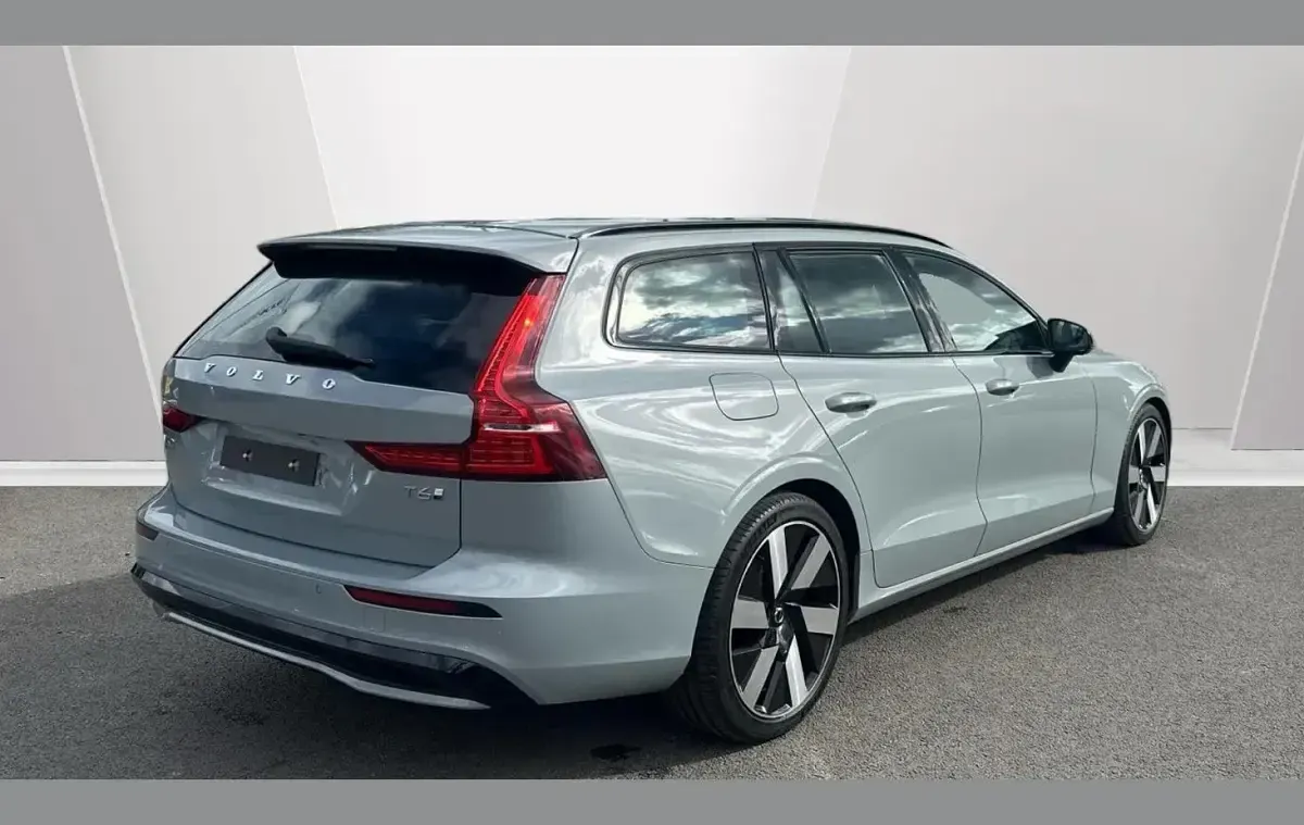 Usado Volvo V60 Plus 345 HP (253 kW) 2025 Cinzento Carrinha