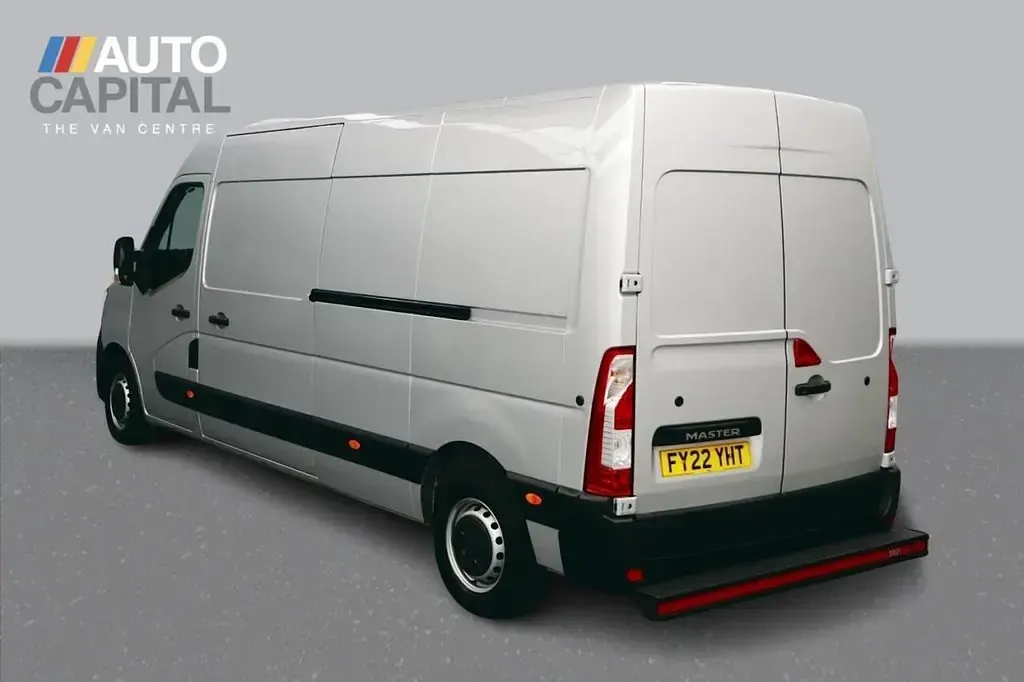 Used Renault Master Business 135 HP (99 kW) 2022 Grey MPV