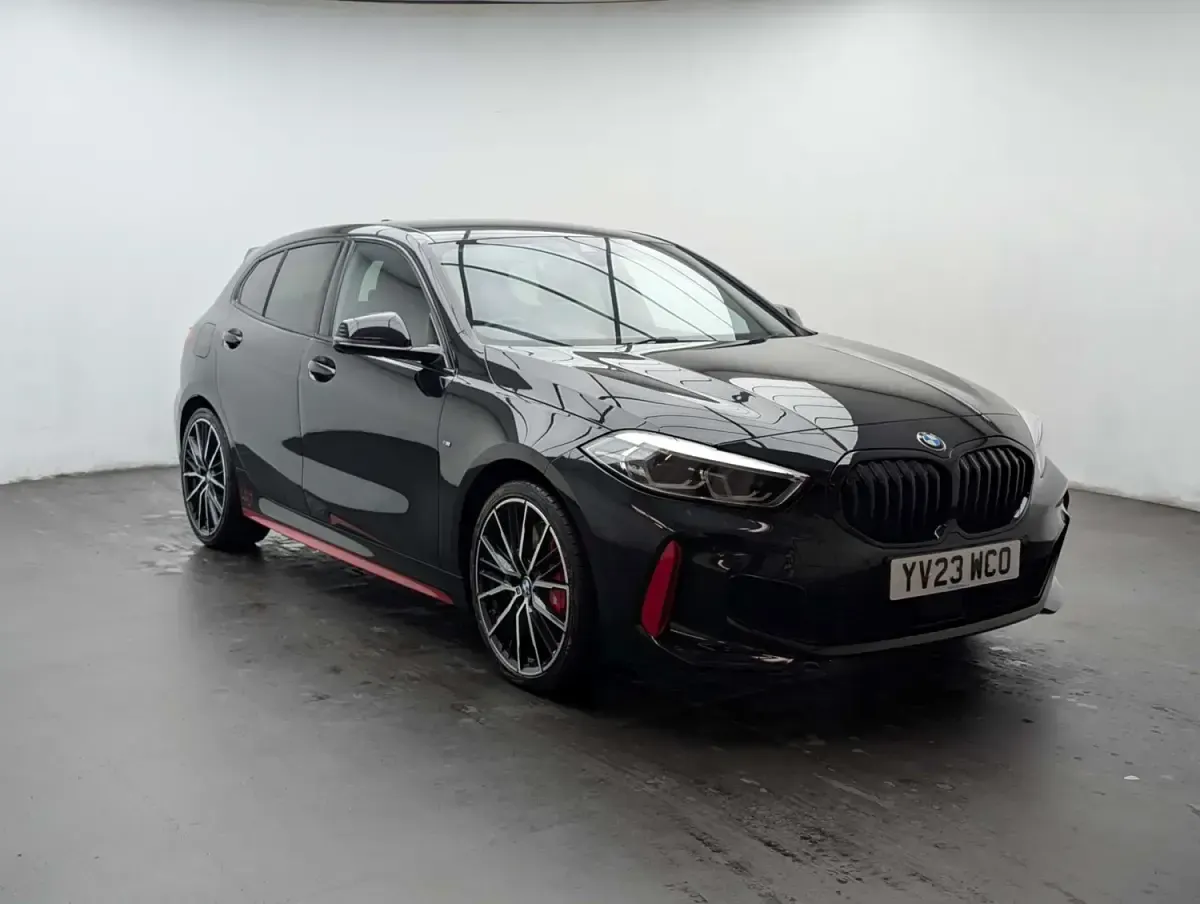 Begagnad BMW 128 Luxury Line 2023 Svart Halvkombi