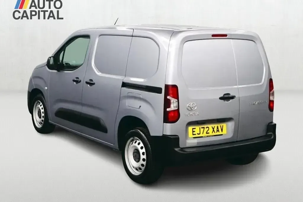Usado Toyota Proace Active 100 HP (73 kW) 2022 Cinzento Monovolume