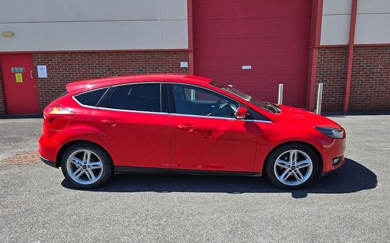 Used Ford Focus Zetec 116 HP (85 kW) 2014 Red Hatchback