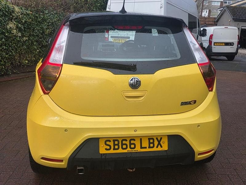 Used MG MG3 106 HP (77 kW) 2016 Yellow Hatchback