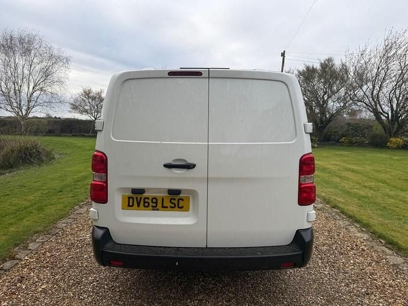 Used Vauxhall Vivaro Edition 120 HP (88 kW) 2019 White MPV