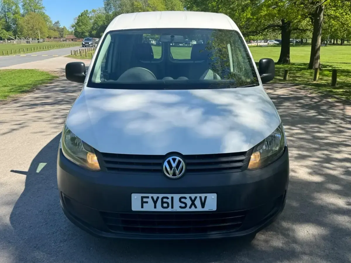 Usado VW Caddy 102 HP (75 kW) 2011 Branco Monovolume