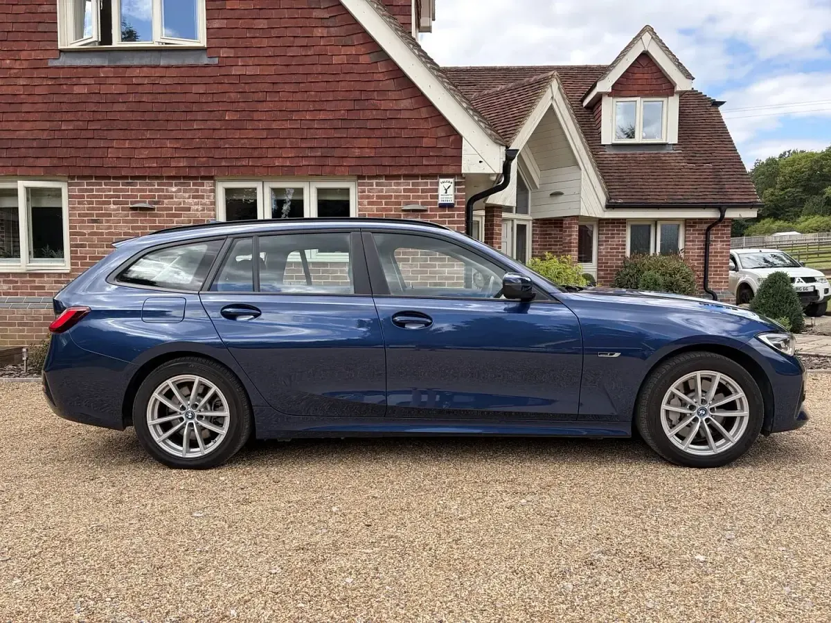 Used BMW 330e Comfort Edition 292 HP (214 kW) 2022 Blue Estate