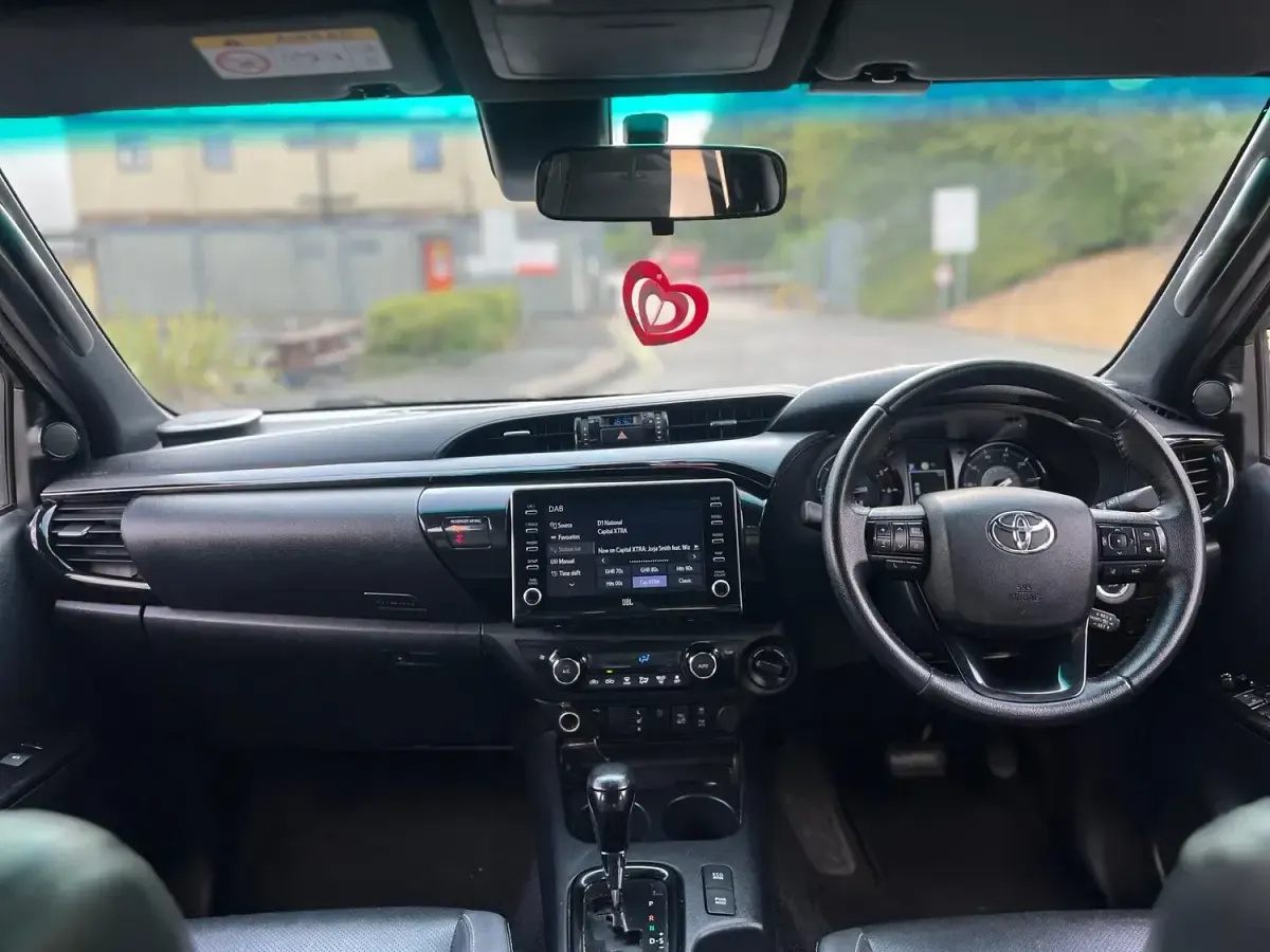 Used Toyota HiLux 204 HP (150 kW) 2021 Black Pickup