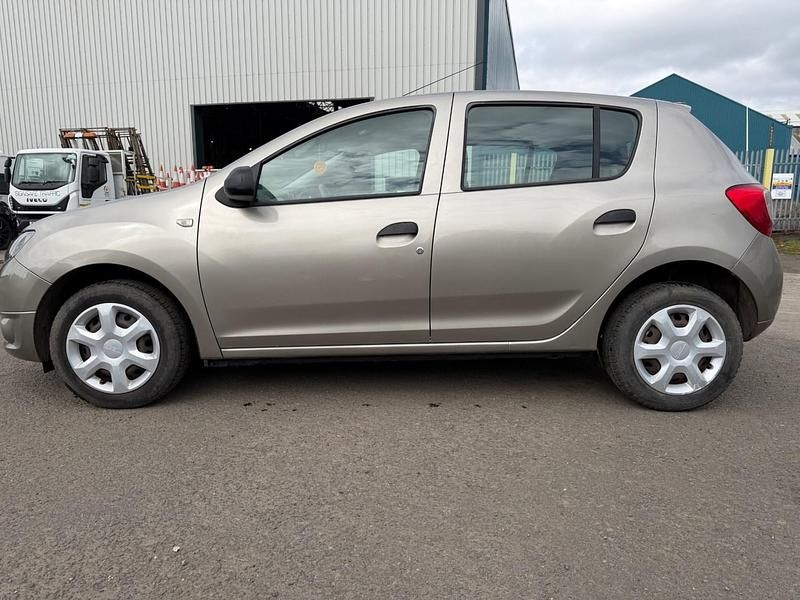Used Dacia Sandero Ambiance 75 HP (55 kW) 2014 Beige Hatchback
