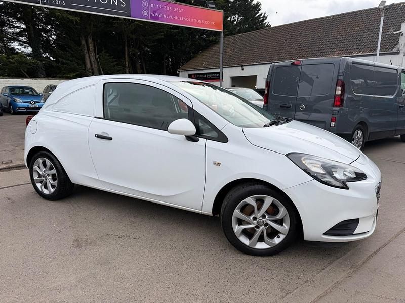 Used Vauxhall Corsa 74 HP (54 kW) 2015 White Hatchback