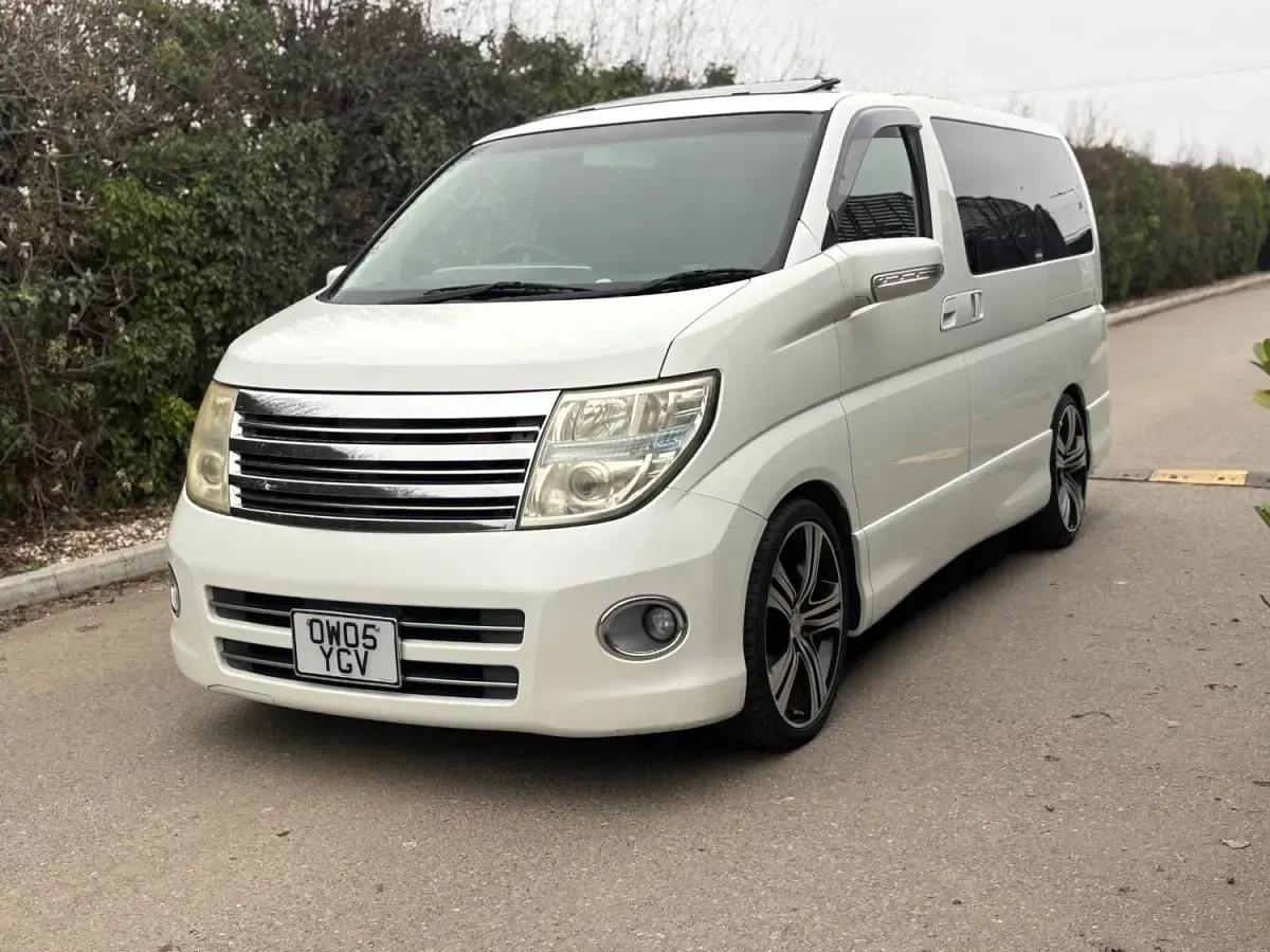 Używany Nissan Elgrand 2005 Biały Minivan
