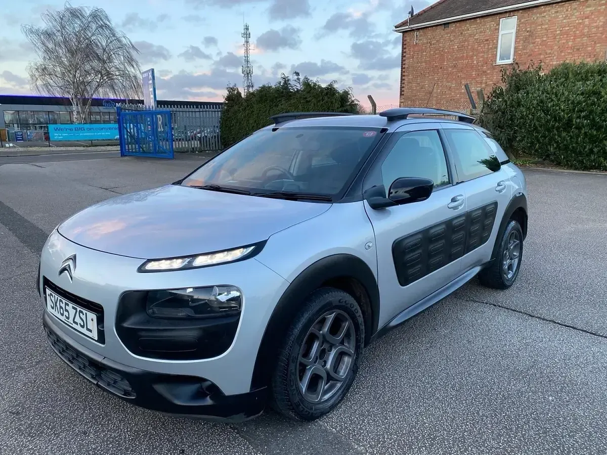 Used Citroën C4 Cactus Feel 100 HP (73 kW) 2015 Silver Hatchback