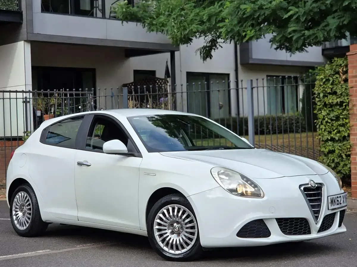 Used Alfa Romeo Giulietta Turismo 105 HP (77 kW) 2012 White Hatchback