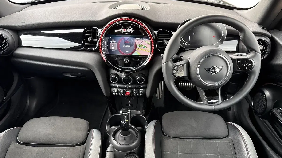 Usado Mini Cooper Hatch 134 HP (98 kW) 2023 Preto Citadino