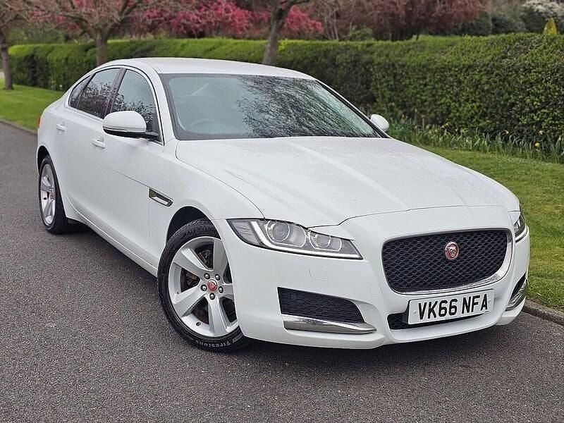 Used Jaguar XF Prestige 180 HP (132 kW) 2016 White Sedan