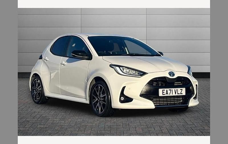 Used Toyota Yaris Hybrid 116 HP (85 kW) 2021 Pure white Hatchback