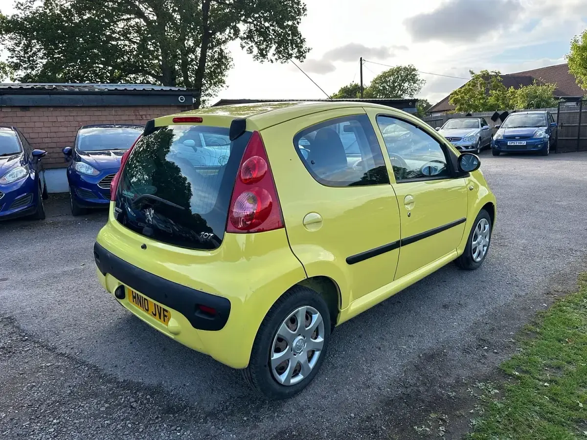 Used Peugeot 107 68 HP (50 kW) 2010 Yellow Hatchback