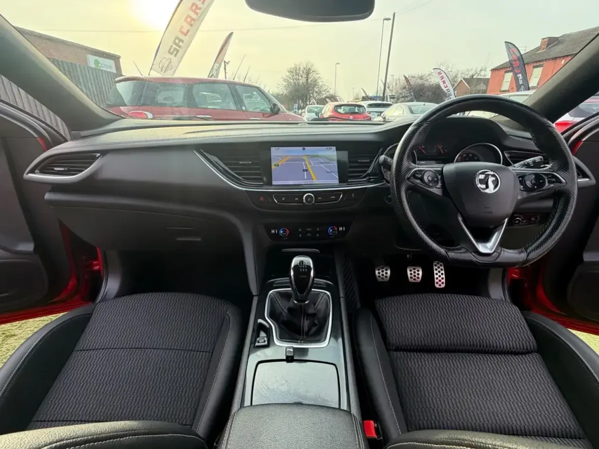 Second-hand Vauxhall Insignia SRi 170 CP (125 kW) 2017 Roșu Break