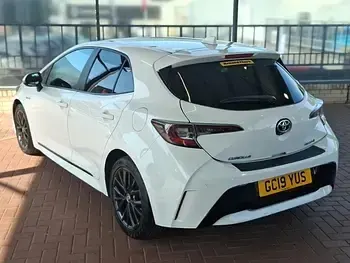 Used Toyota Corolla Design 122 HP (89 kW) 2019 White Hatchback