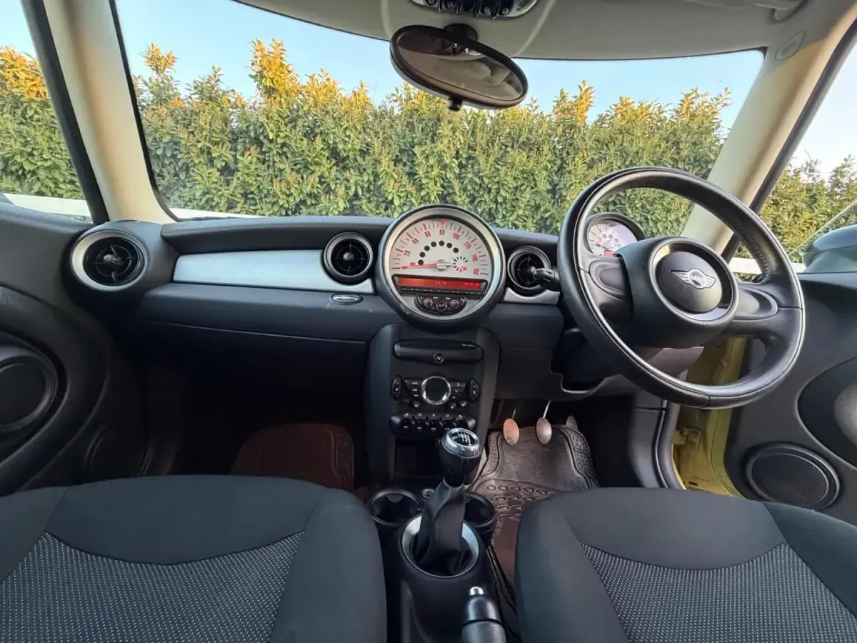 Usado Mini Cooper Hatch 2010 Amarillo Utilitario