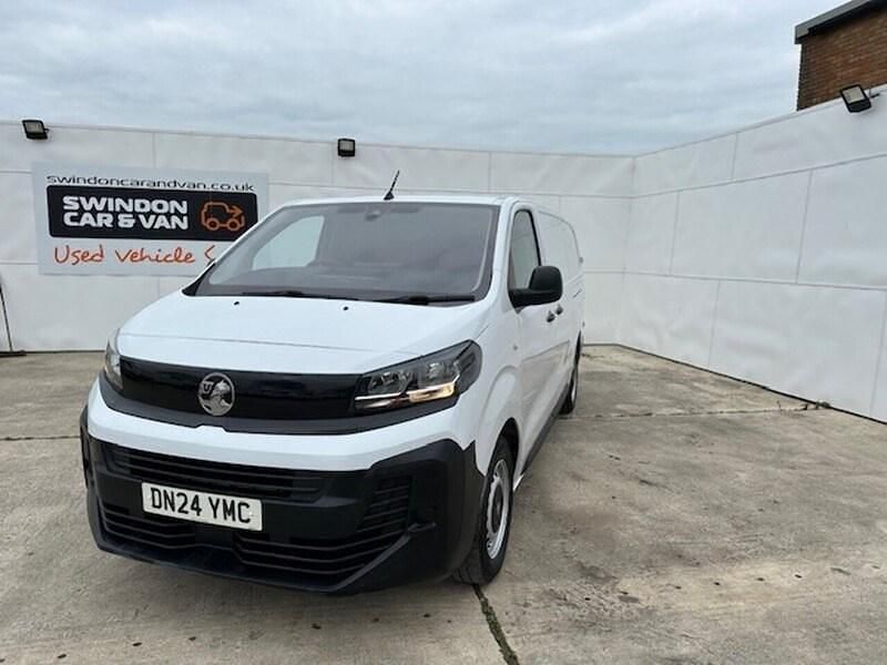 Second-hand Vauxhall Vivaro 145 CP (106 kW) 2024 Alb Monovolum