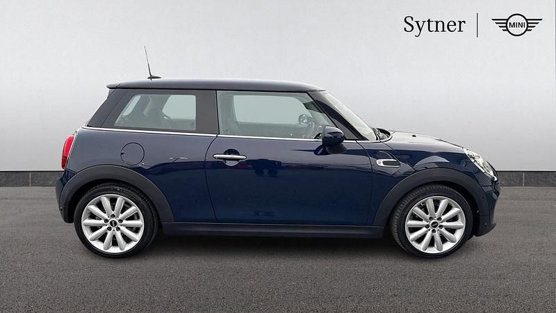 Used Mini Cooper Classic 134 HP (98 kW) 2018 Blue Hatchback