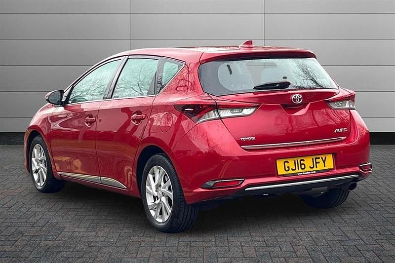 Used Toyota Auris Business Edition 116 HP (85 kW) 2016 Red Hatchback