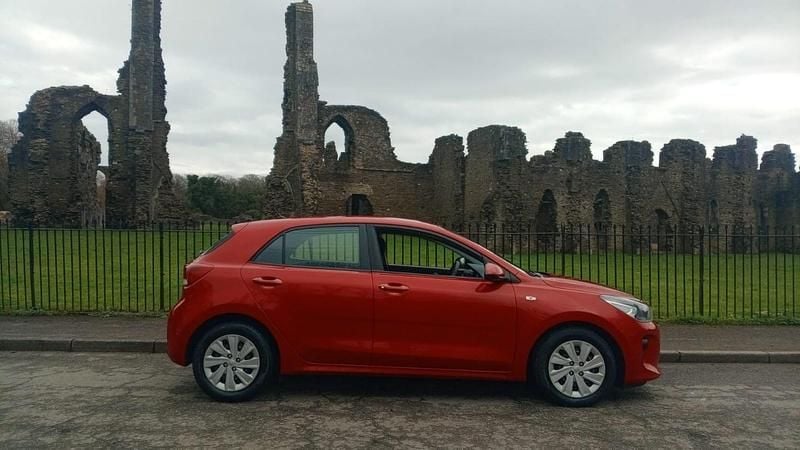 Begagnad Kia Rio 84 HK (61 kW) 2018 Röd Halvkombi