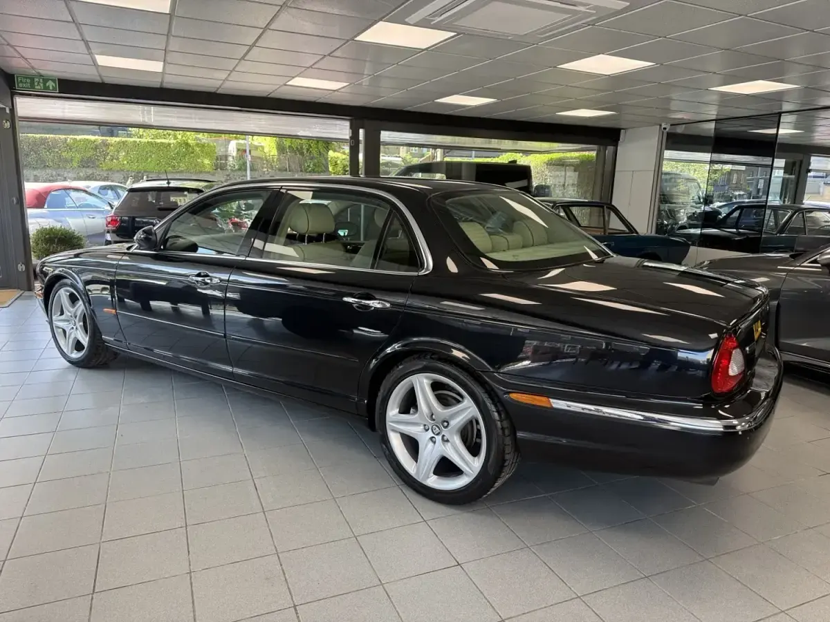 Używany Jaguar XJ8 Sovereign 2004 Czarny Sedan/Limuzyna