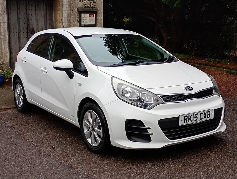White Used 2015 Kia Rio Hatchback | £4,200 (Fair price) - Image 1/4