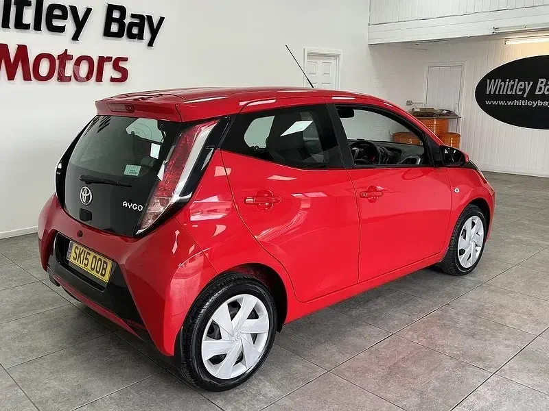 Usado Toyota Aygo X-play 69 CV (50 kW) 2015 Rojo Utilitario