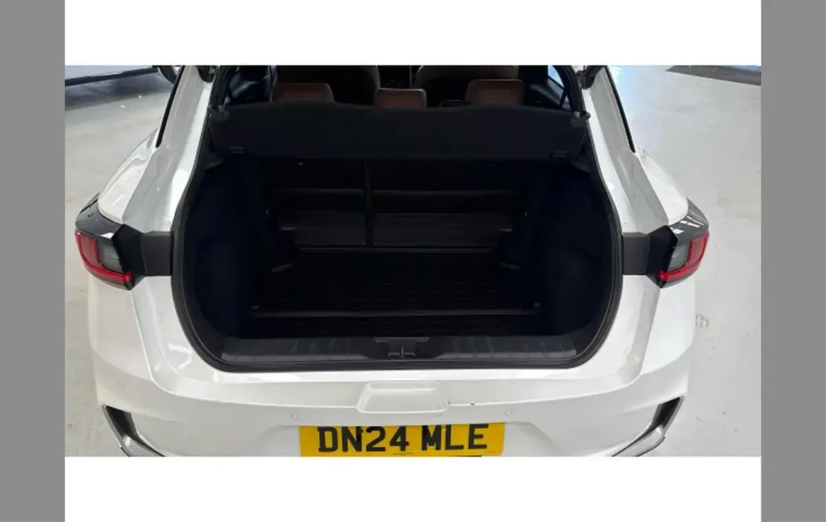 Used Lexus LBX 136 HP (100 kW) 2024 White SUV