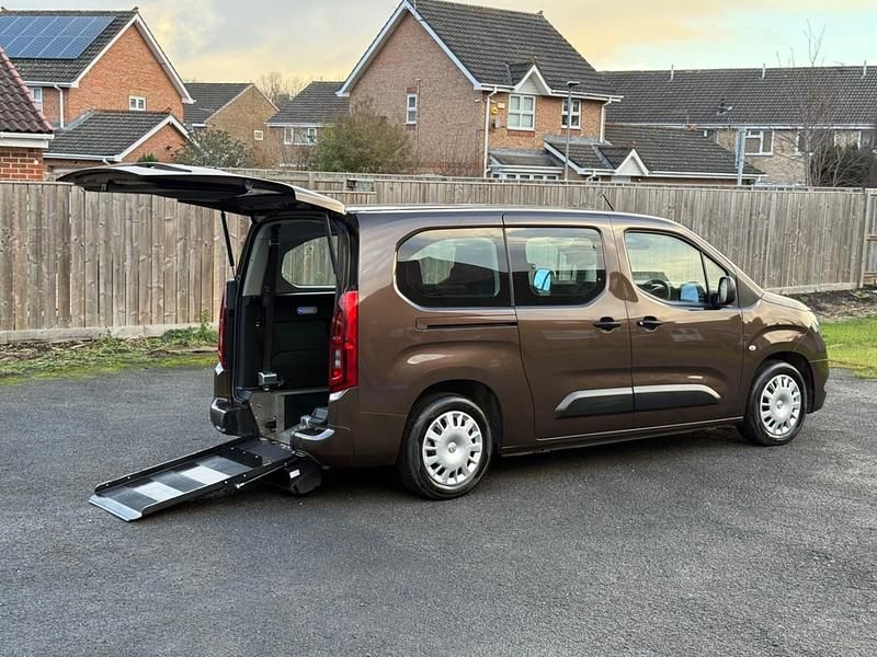 Used Vauxhall Combo Design Edition 110 HP (80 kW) 2020 Brown MPV