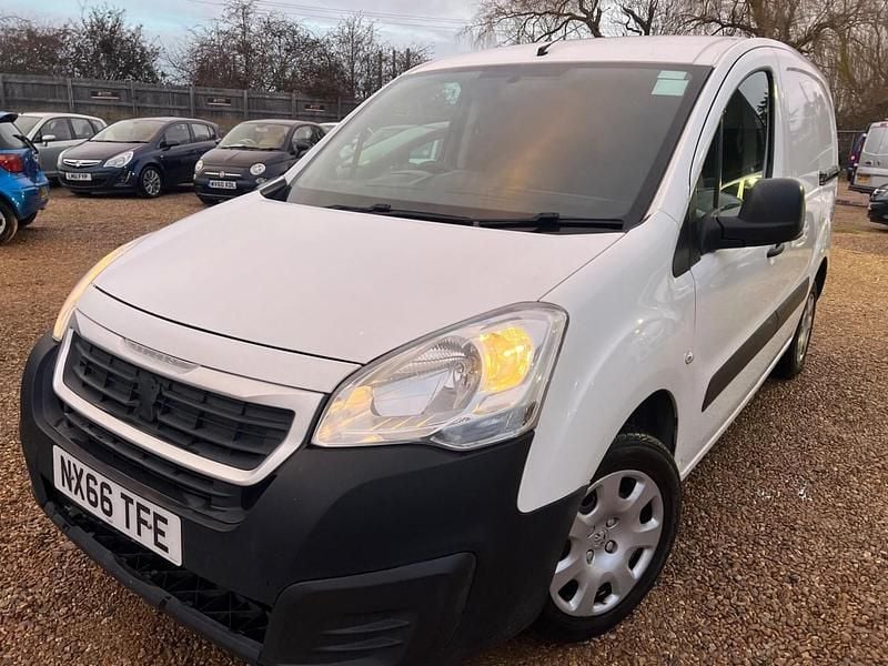 White Used 2016 Peugeot Partner MPV | £3,999 (Good price) - Image 1/4