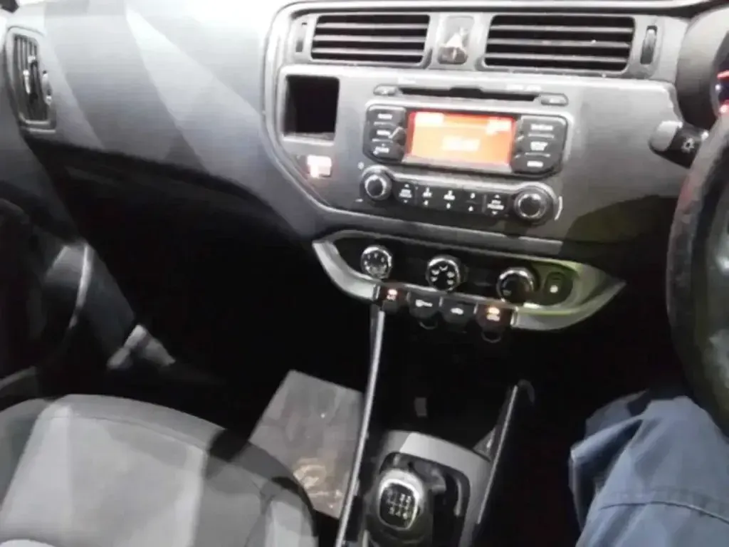 Usado Kia Rio 107 CV (78 kW) 2012 Negro Utilitario