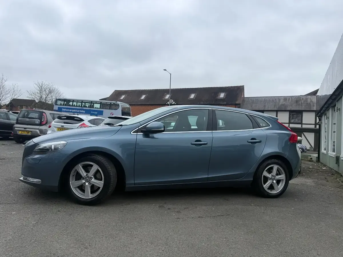 Used Volvo V40 SE 115 HP (84 kW) 2013 Blue Hatchback