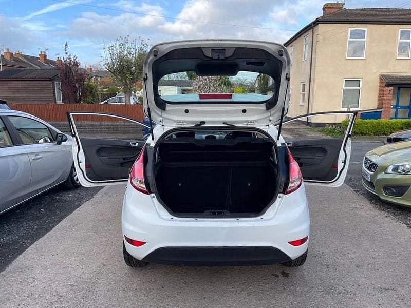 Used Ford Fiesta Zetec 82 HP (60 kW) 2014 White Hatchback