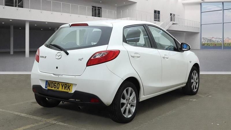 Begagnad Mazda 2 2011 Vit Halvkombi