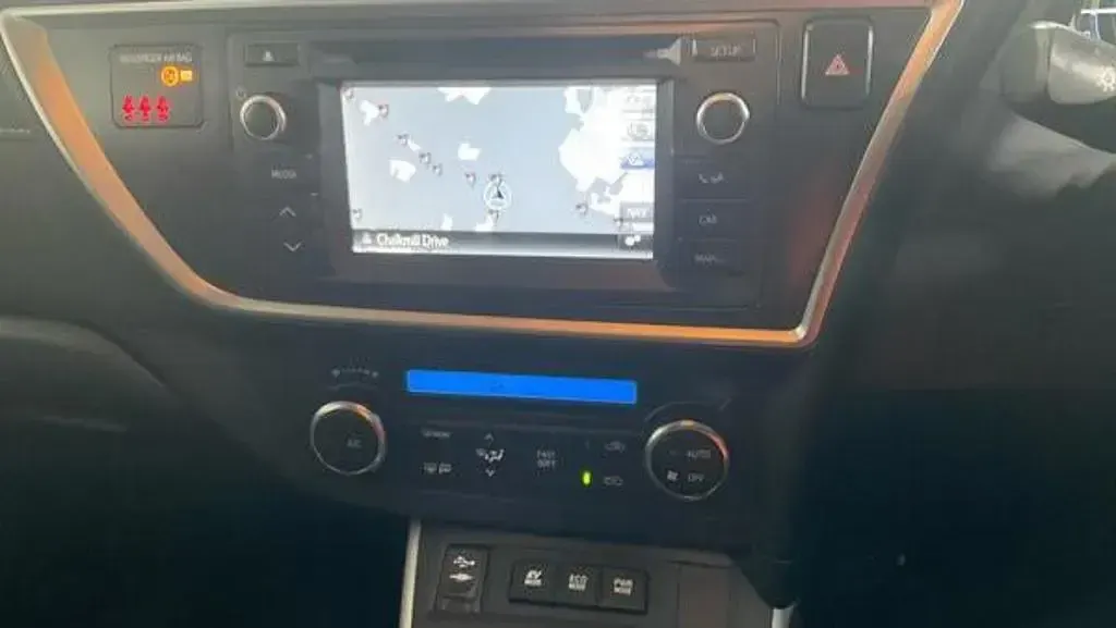 Used Toyota Auris Hybrid 136 HP (100 kW) 2014 Blue Estate