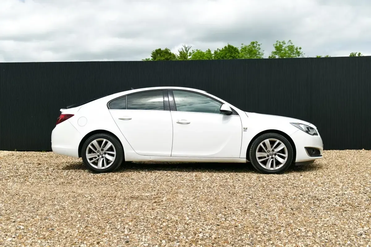 Used Vauxhall Insignia SRi 163 HP (119 kW) 2015 White Hatchback