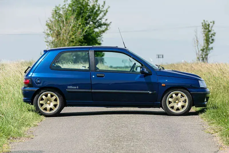 Used Renault Clio 150 HP (110 kW) 1995 Blue Hatchback