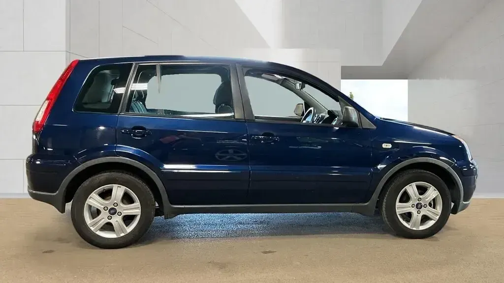 Used Ford Fusion Zetec 68 HP (50 kW) 2010 Blue Hatchback