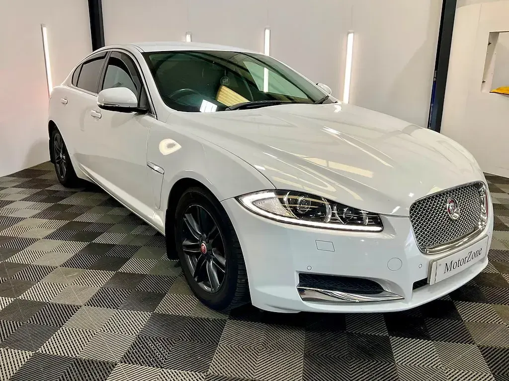 Usado Jaguar XF Luxury 200 HP (147 kW) 2014 Branco Sedan