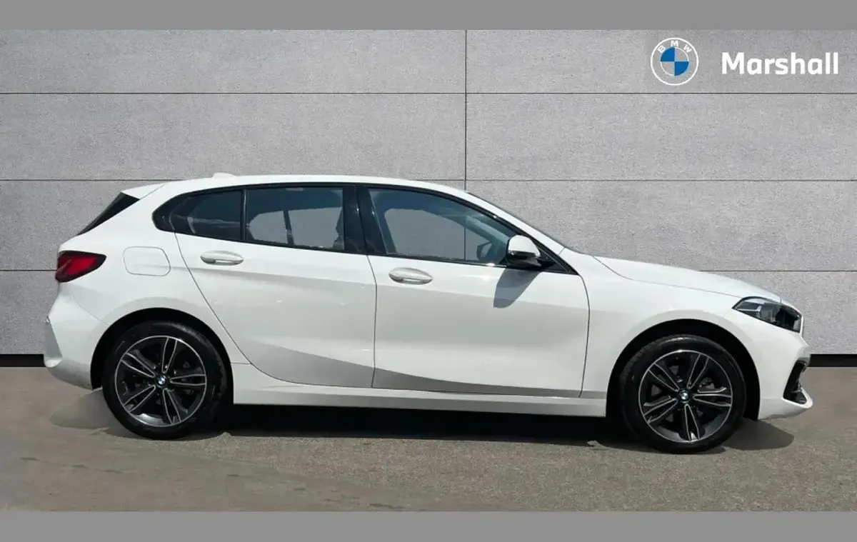 Used BMW 118 Sport Line 134 HP (98 kW) 2024 White Hatchback